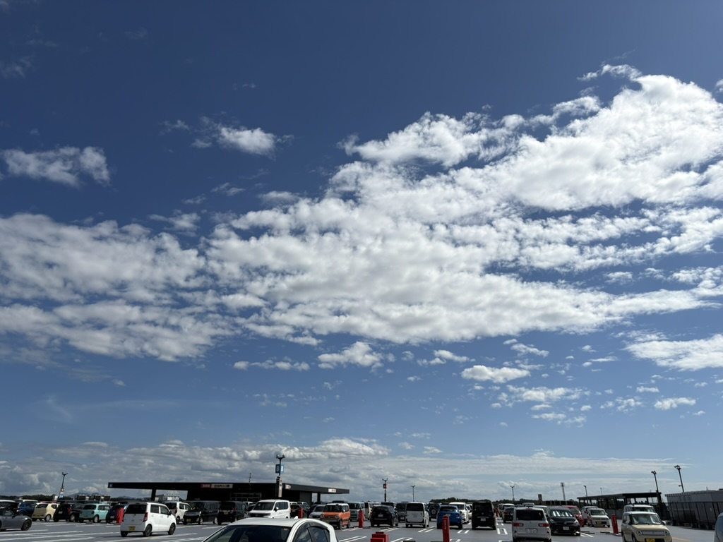 屋上駐車場に広がる青空