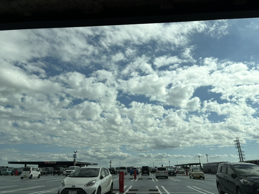 買い物を終えて車の中から見た空